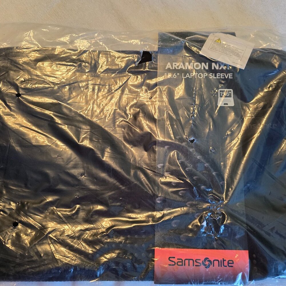 Samsonite Black Aramon NXT Laptop Sleeve 15.6" NEW NIB 43321-1041 Checkpoint